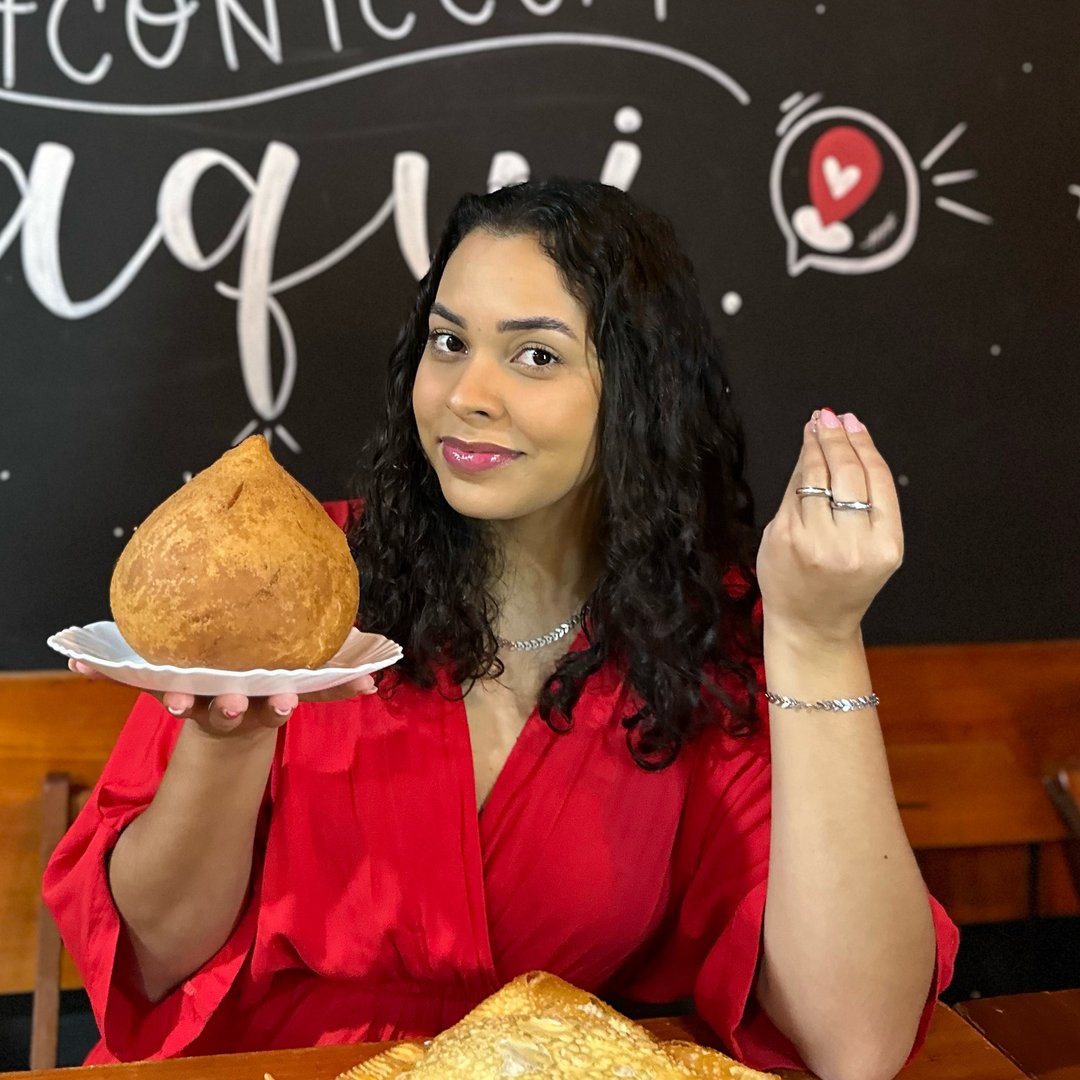 Giovanna Cruz Comendo Fora